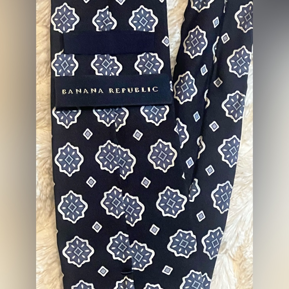 Banana Republic Navy Blue Geometric Mens 100% Silk Tie